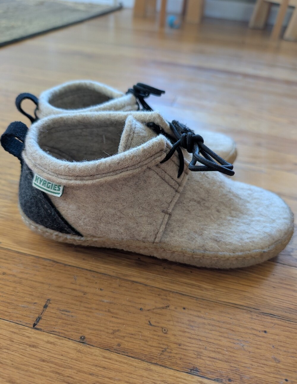Kyrgies Kids Beige Wool Slip-On Shoes Size 1